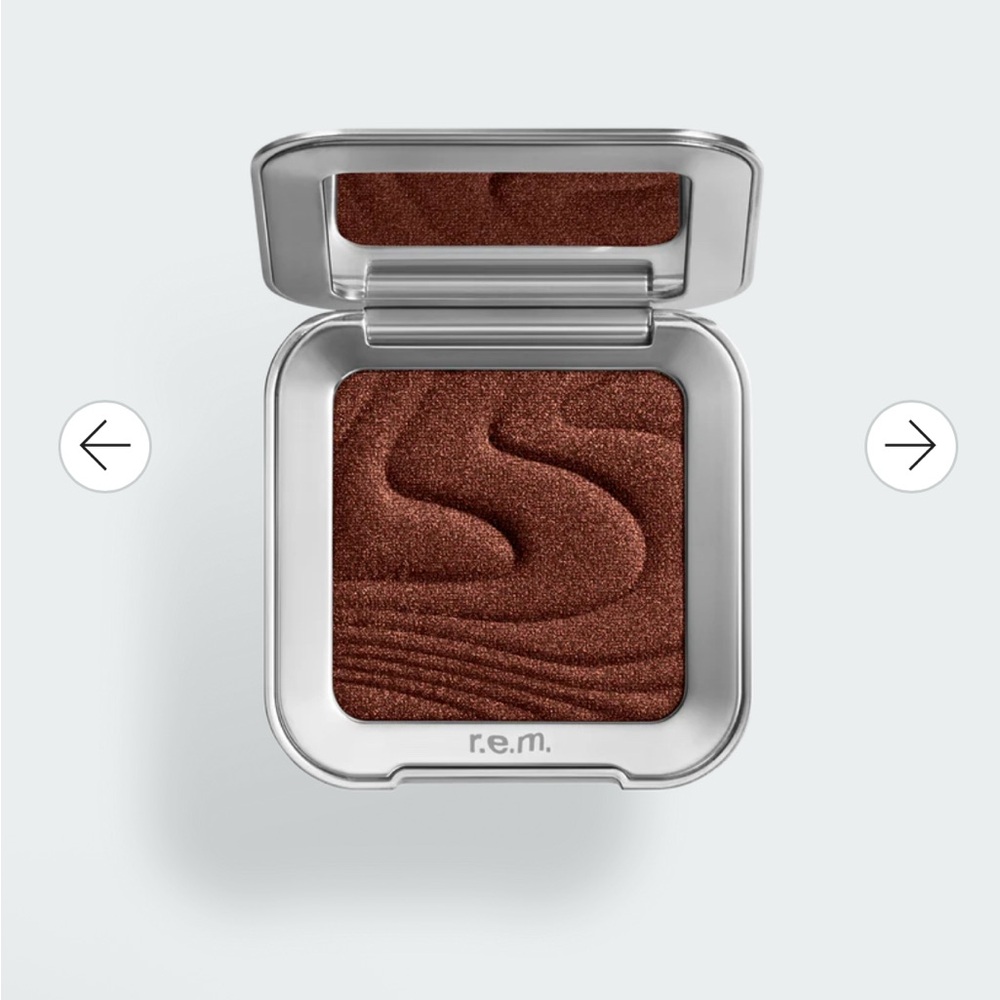 r.e.m. Beauty highlighter topper in Ms Pluto